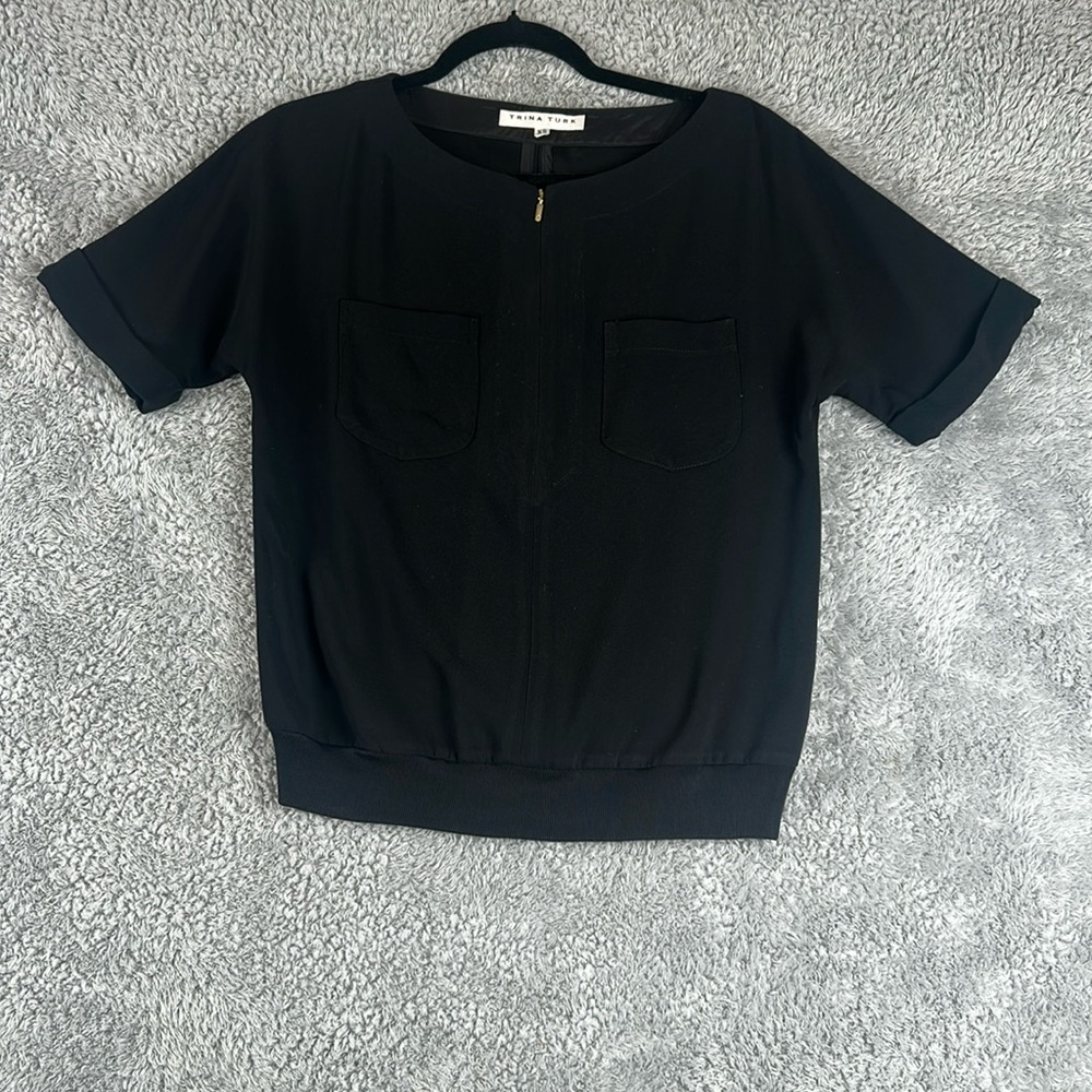 Chic!! Trina Turk Short Sleeve Zip Front Black Top Women’s Size XS